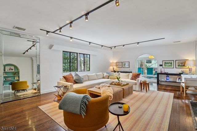 20 Barnsdale Rd, Millburn Twp., NJ 07078