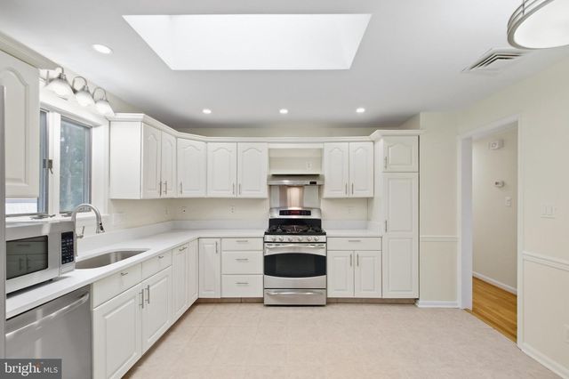 1036 CARPER ST, Mclean, VA 22101