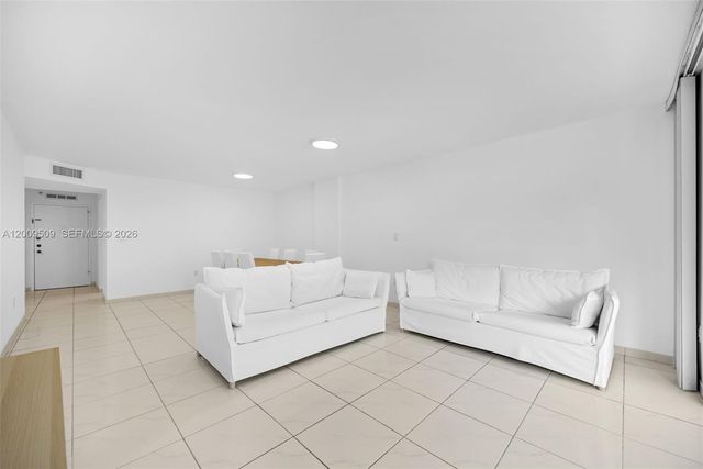 2780 NE 183rd St 115, Aventura, FL 33160