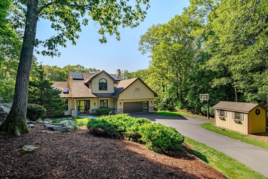 15 Coach Hill, Danbury, CT 06811