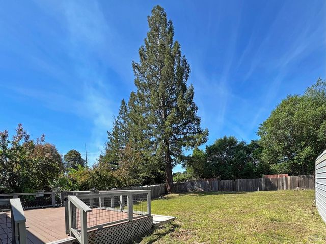 565 Milani Dr, Ukiah, CA 95482