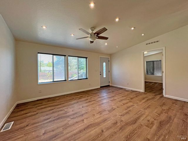 565 Milani Dr, Ukiah, CA 95482