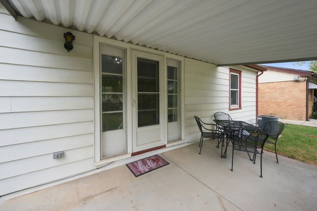 717 S Waverly Dr, Wichita, KS 67218