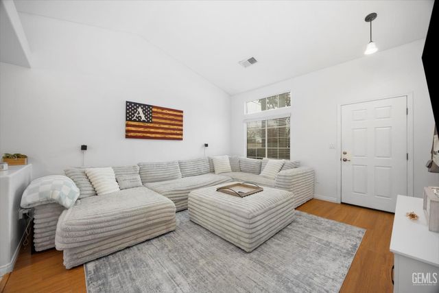 1113 Invermay Street, Bakersfield, CA 93312