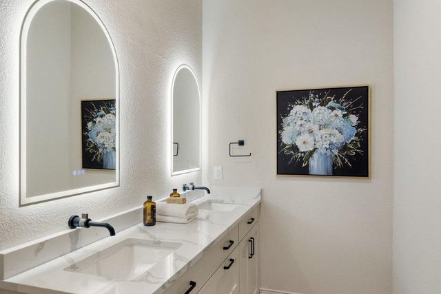 999 Enchanted Oaks DR, Driftwood, TX 78619