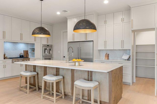 999 Enchanted Oaks DR, Driftwood, TX 78619