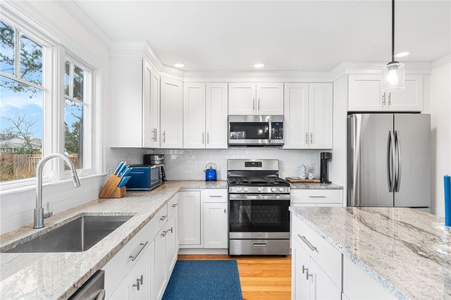 107 Dighton Avenue, Portsmouth, RI 02871