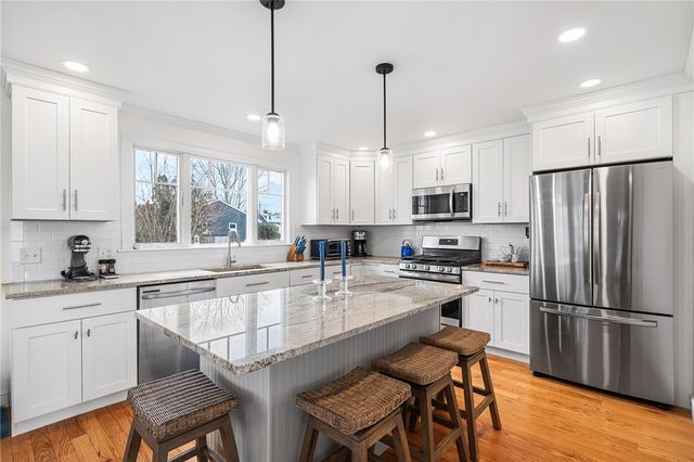 107 Dighton Avenue, Portsmouth, RI 02871