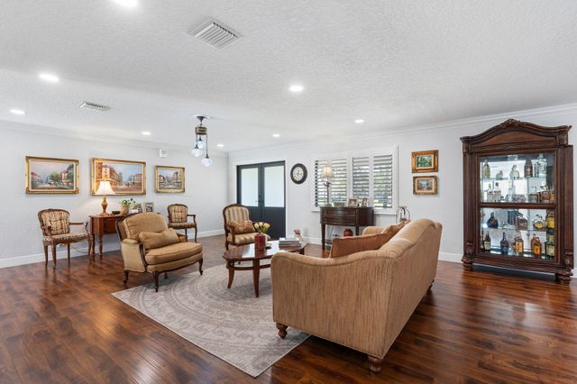 13821 Alexandria Court, Davie, FL 33325