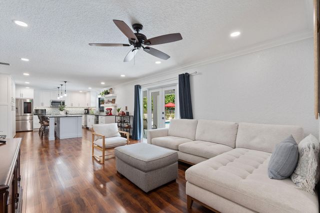 13821 Alexandria Court, Davie, FL 33325