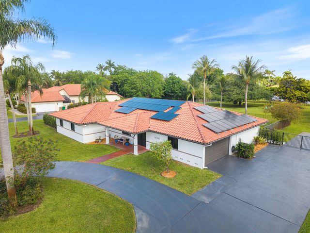 13821 Alexandria Court, Davie, FL 33325