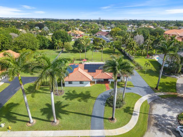 13821 Alexandria Court, Davie, FL 33325