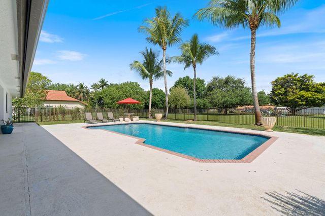 13821 Alexandria Court, Davie, FL 33325