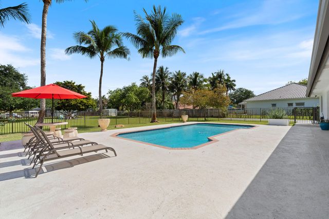 13821 Alexandria Court, Davie, FL 33325