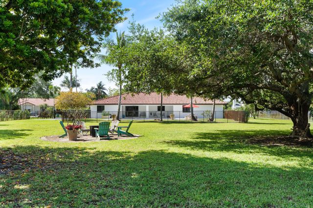 13821 Alexandria Court, Davie, FL 33325