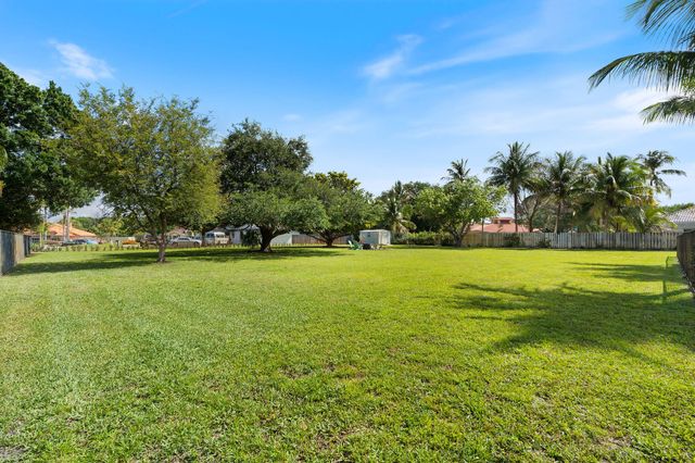 13821 Alexandria Court, Davie, FL 33325