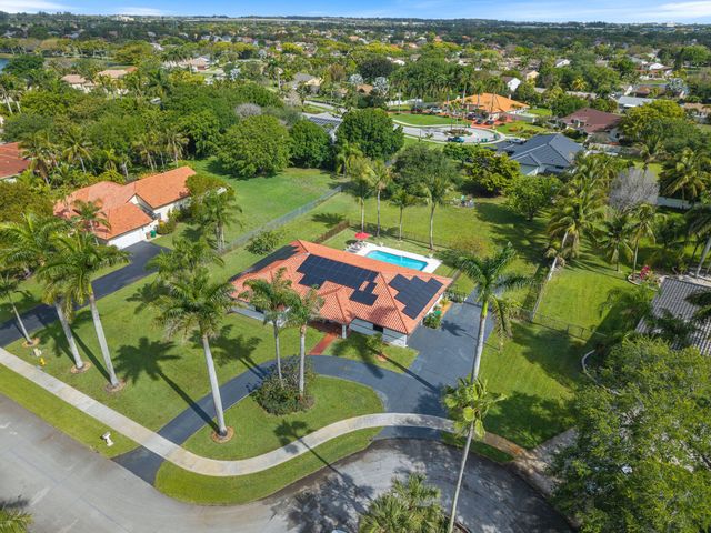 13821 Alexandria Court, Davie, FL 33325