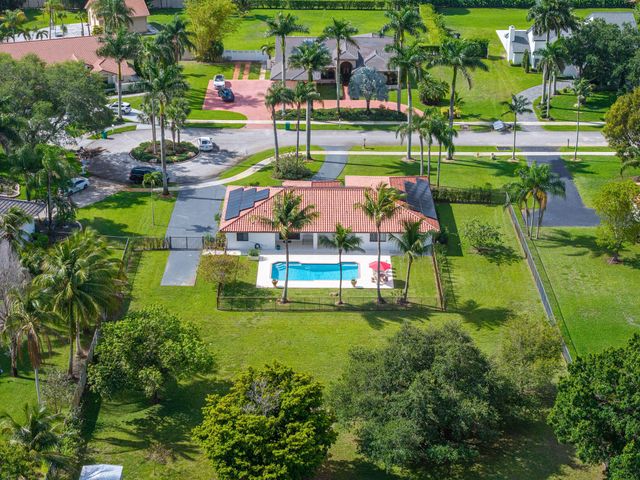 13821 Alexandria Court, Davie, FL 33325