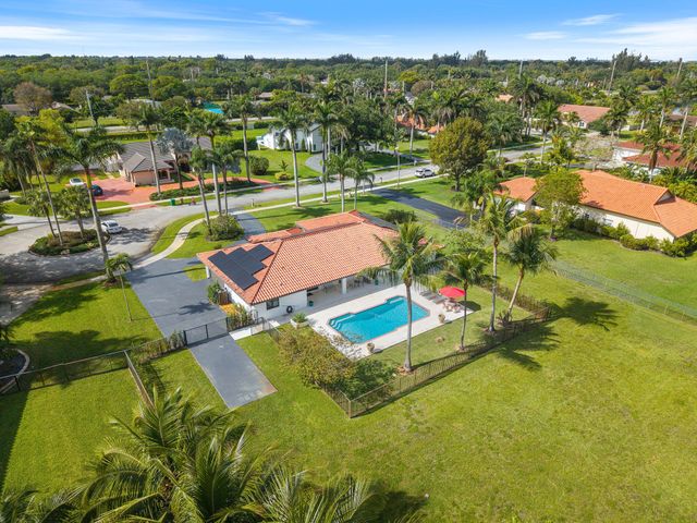 13821 Alexandria Court, Davie, FL 33325