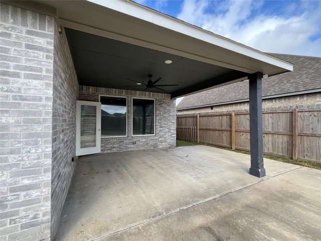 16 Greystone Court, Angleton, TX 77515