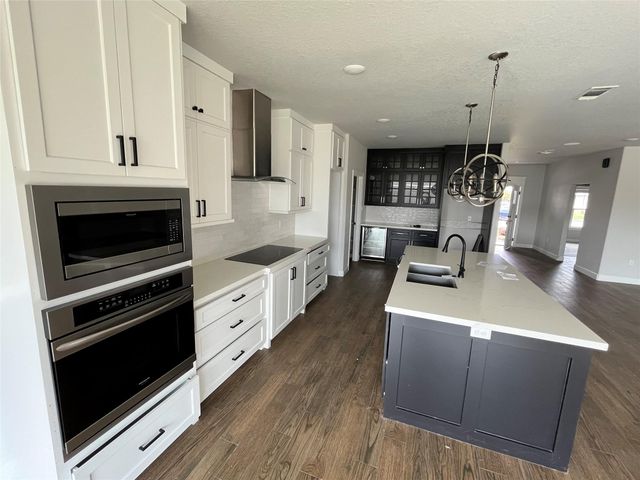 16 Greystone Court, Angleton, TX 77515