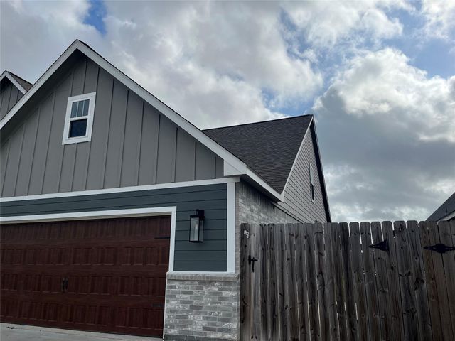 16 Greystone Court, Angleton, TX 77515