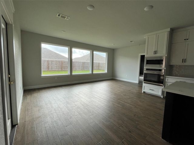 16 Greystone Court, Angleton, TX 77515