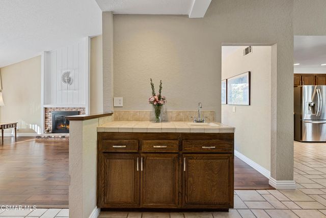 675 Whispering Oaks Place, Newbury Park, CA 91320