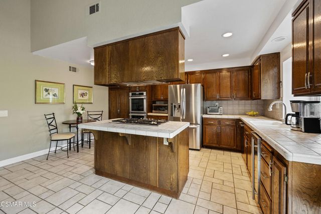 675 Whispering Oaks Place, Newbury Park, CA 91320