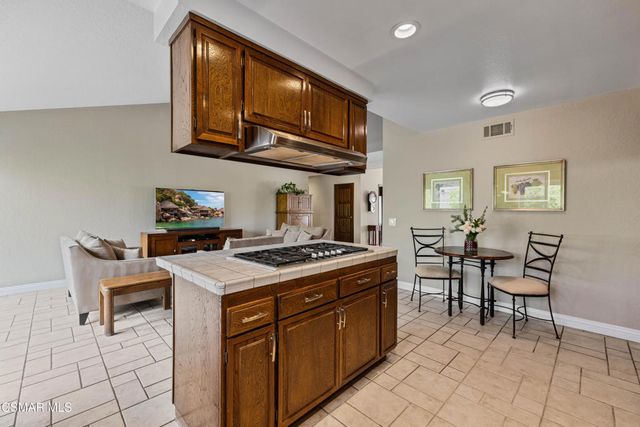675 Whispering Oaks Place, Newbury Park, CA 91320