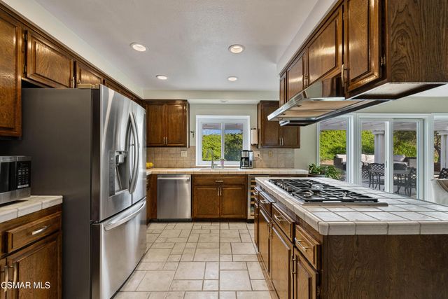 675 Whispering Oaks Place, Newbury Park, CA 91320