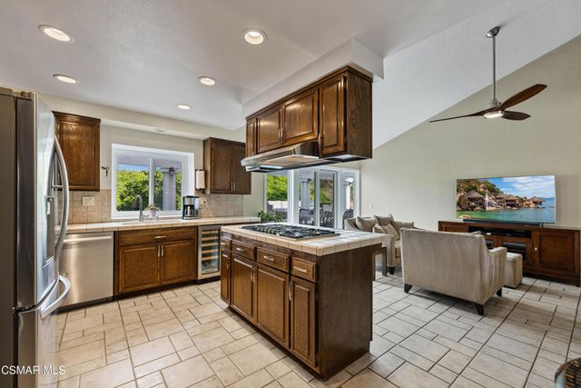 675 Whispering Oaks Place, Newbury Park, CA 91320