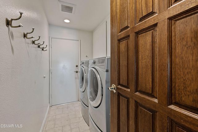 675 Whispering Oaks Place, Newbury Park, CA 91320