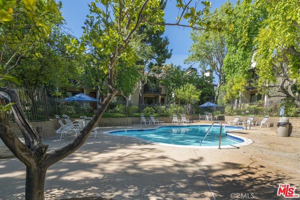 21901 Burbank 197, Woodland Hills, CA 91367 — photo 2