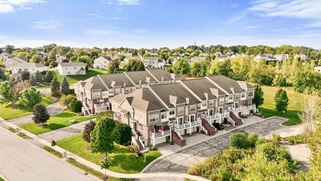 812 Timber Ridge COURT #10, Waukesha, WI 53189