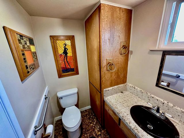 880 Crest View Rd, Vista, CA 92081
