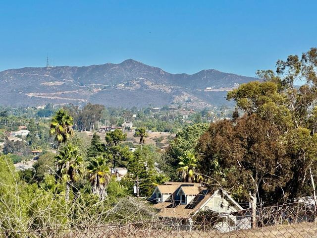 880 Crest View Rd, Vista, CA 92081