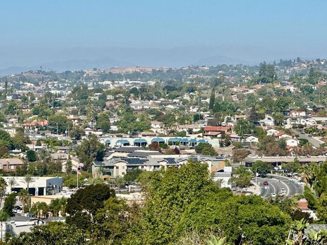 880 Crest View Rd, Vista, CA 92081