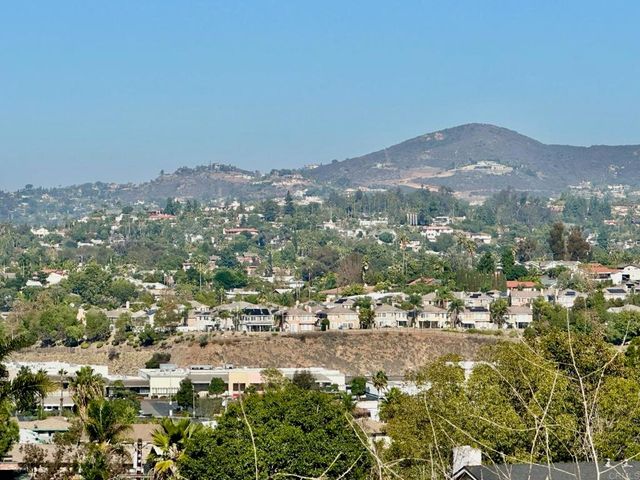 880 Crest View Rd, Vista, CA 92081