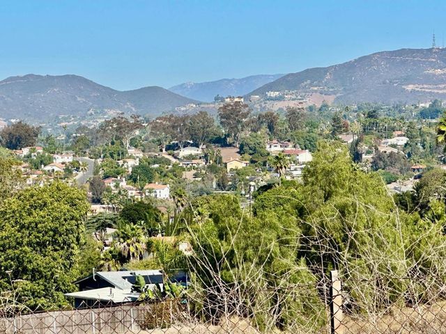 880 Crest View Rd, Vista, CA 92081