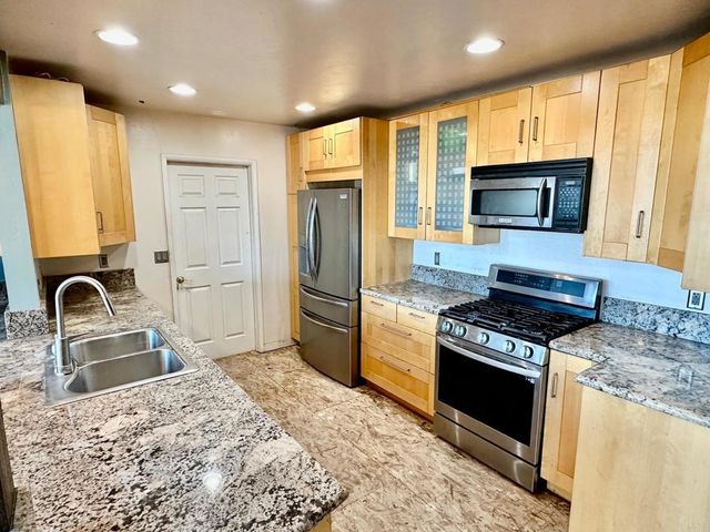 880 Crest View Rd, Vista, CA 92081