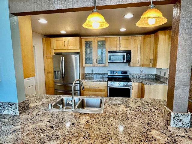 880 Crest View Rd, Vista, CA 92081