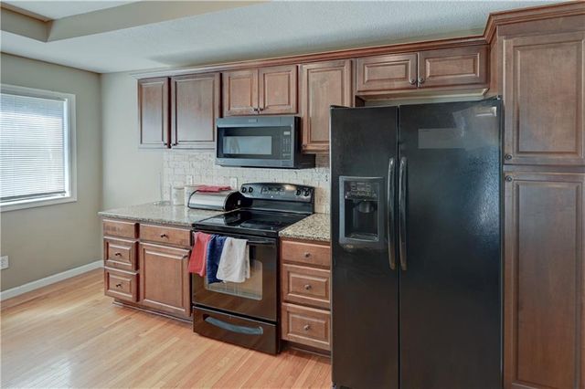 7917 N Troost Avenue, Kansas City, MO 64118