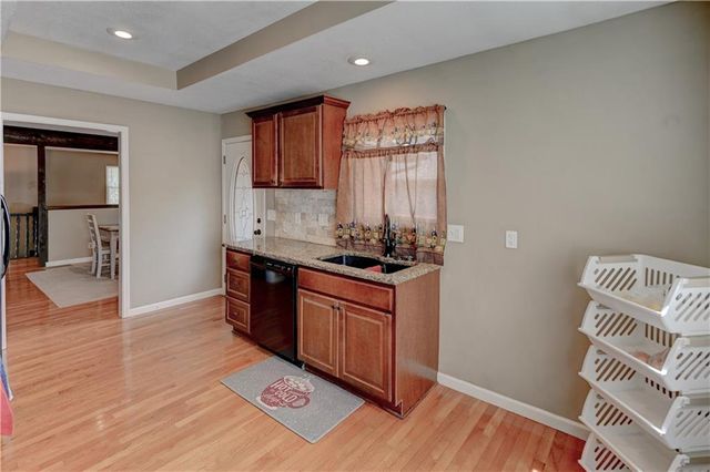 7917 N Troost Avenue, Kansas City, MO 64118