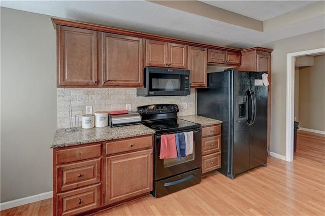 7917 N Troost Avenue, Kansas City, MO 64118