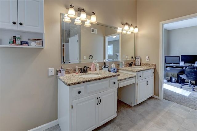 7917 N Troost Avenue, Kansas City, MO 64118
