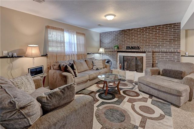 7917 N Troost Avenue, Kansas City, MO 64118