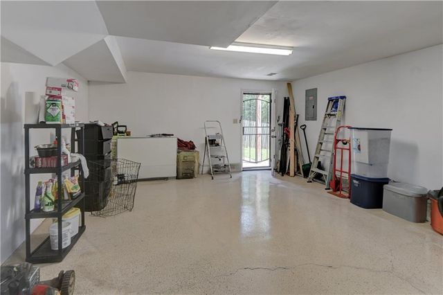 7917 N Troost Avenue, Kansas City, MO 64118