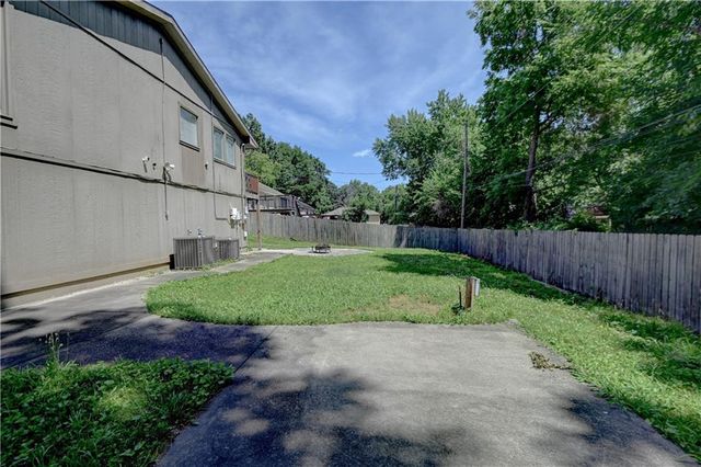 7917 N Troost Avenue, Kansas City, MO 64118