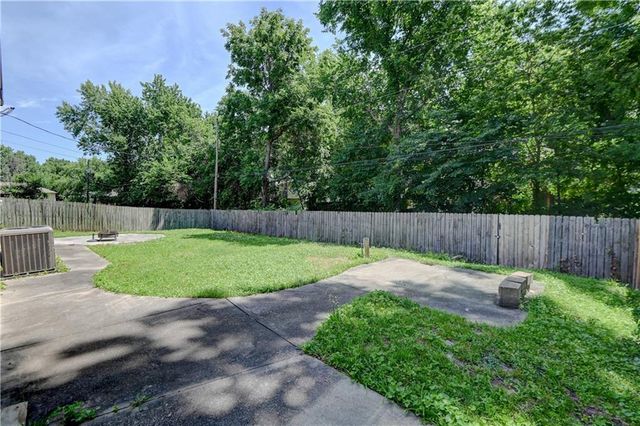 7917 N Troost Avenue, Kansas City, MO 64118